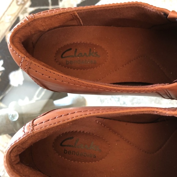 Clarks Bendables, Women’s 9.5, Leather Bootie Shoes, 2.75” Heel, GUC - Picture 4 of 11